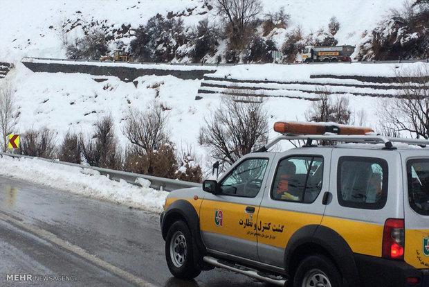 بارش برف در محورهای کوهستانی البرز، آماده باش نیروهای راهداری