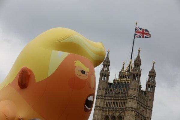 ترامپ عربده کش بر فراز مجلس انگلیس، اعتراض مردمی شروع شد