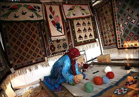 نمایشگاه صنایع دستی در روستای هدف گردشگری آلوارس سرعین برپا می گردد