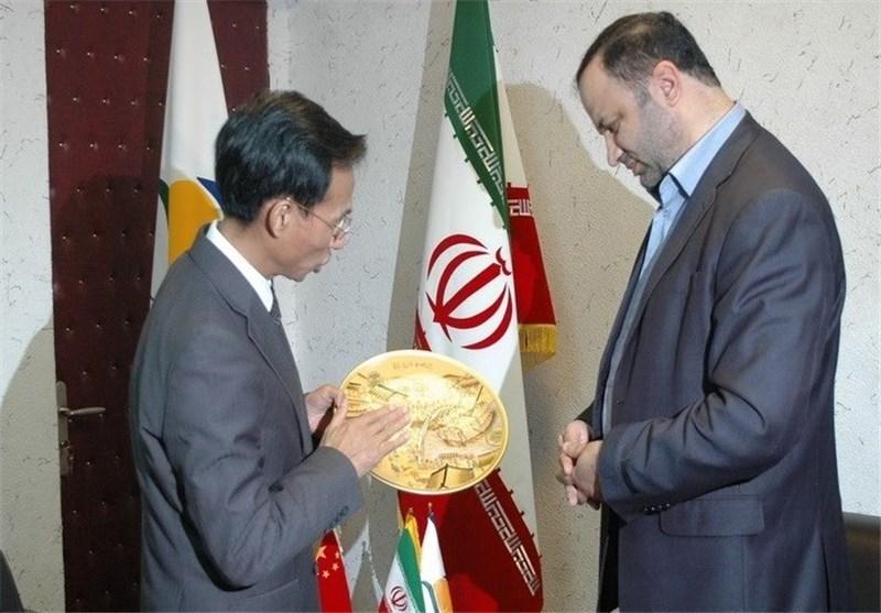 هدیه ویژه سفیر چین در ایران به مردم انزلی عکس هدیه ویژه سفیر چین در ایران به مردم انزلی