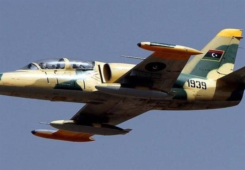 حمله جنگنده های حفتر به دو فرودگاه در غرب لیبی