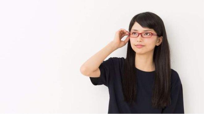 اعتراض ژاپنی ها به ممنوع شدن عینک زدن زنان در محل کار