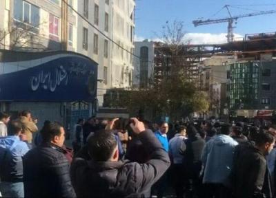 طرفداران خشمگین استقلال درب باشگاه استقلال را شکستند