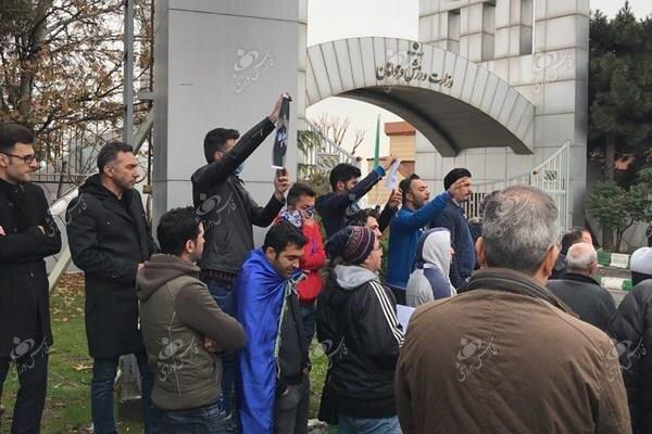 تجمع طرفداران استقلال مقابل وزارت ورزش