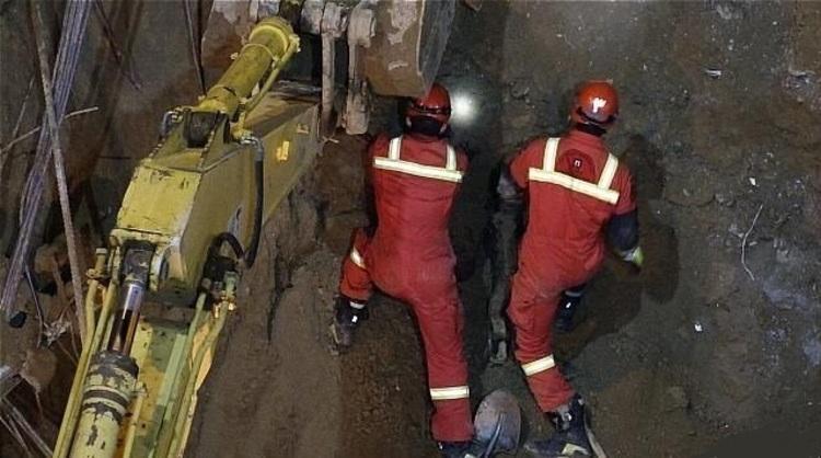 (تصاویر) کشف اجساد در حادثه ریزش آوار خیابان فلاح