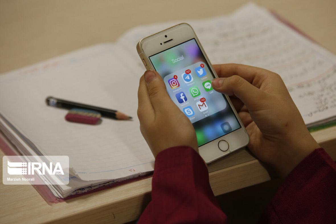 خبرنگاران نیکوکاران مهریز 100 گوشی تلفن هوشمند برای دانش آموزان تهیه کردند