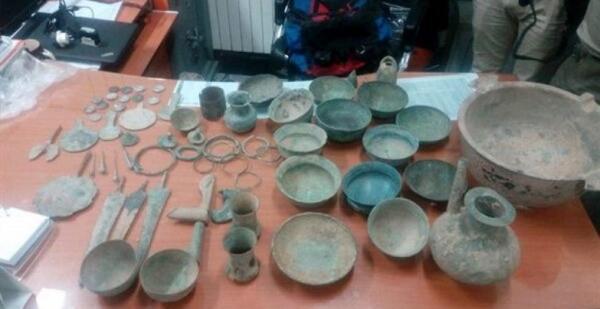 کشف 18 قطعه شی تاریخی در لرستان کشف 18 قطعه شی تاریخی در لرستان